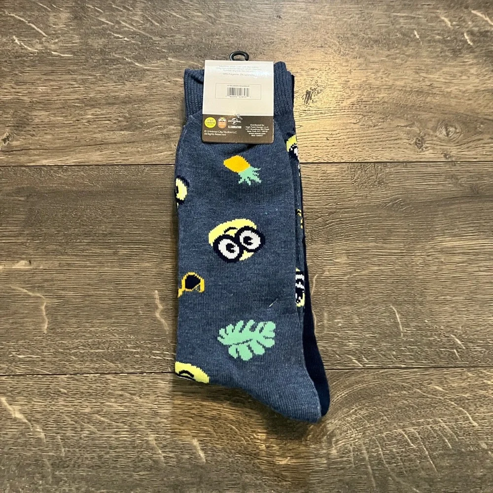 2 Pairs of Minions Crew Socks SZ 10-13 Shoe SZ‎ 6.5-12 NEW
